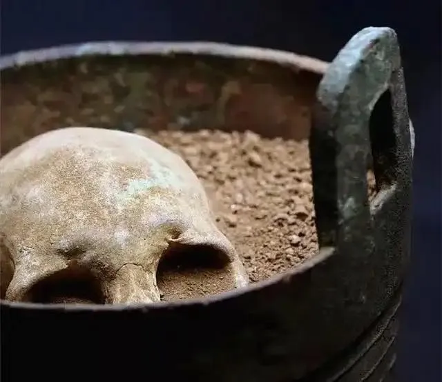 Chinese Archaeologists Stunned After Discovering Bronze Pots And Cauldrons Filled With Human Heads. - VC