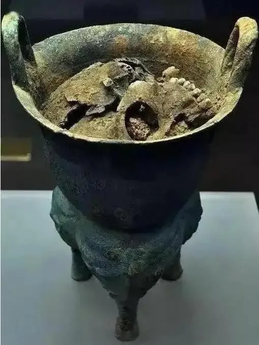 Chinese Archaeologists Stunned After Discovering Bronze Pots And Cauldrons Filled With Human Heads. - VC