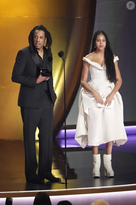 Foto: Blue Ivy Carter destacó en una pieza de Vivienne Westwood, en color rosa empolvado y nacarado. Jay-Z y su hija Blue Ivy - 66a Entrega Anual de los Premios Grammy en