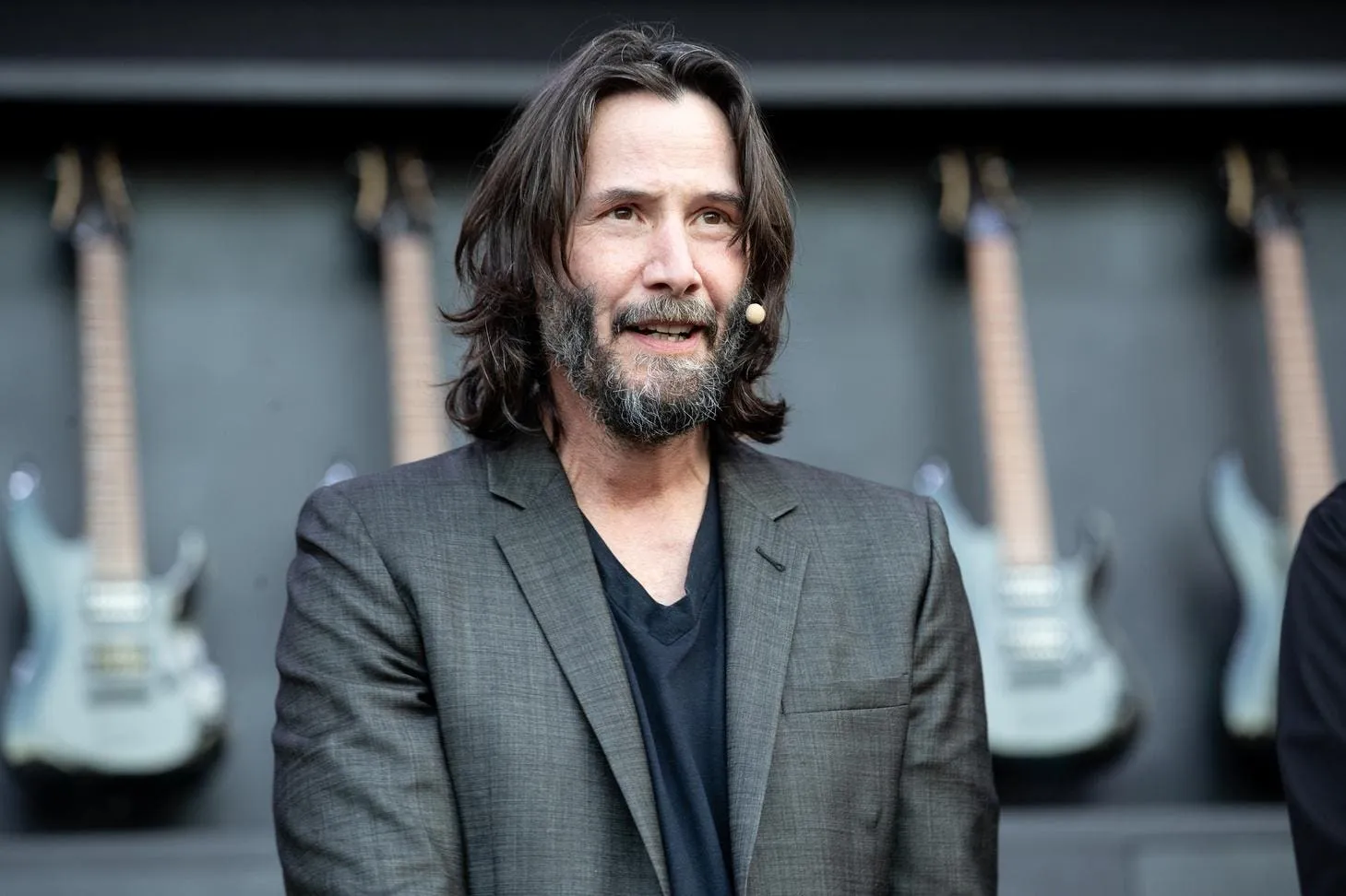 Viral Story About Keanu Reeves Refusing To Give Whoopi Goldberg Award Is  Totally Fake