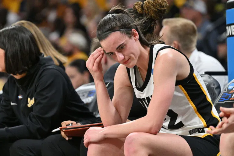 “F*****g Cry Baby”: Caitlin Clark suffers wrath of vicious fans as Dawn Staley exposes Iowa star’s struggles – EssentiallySports