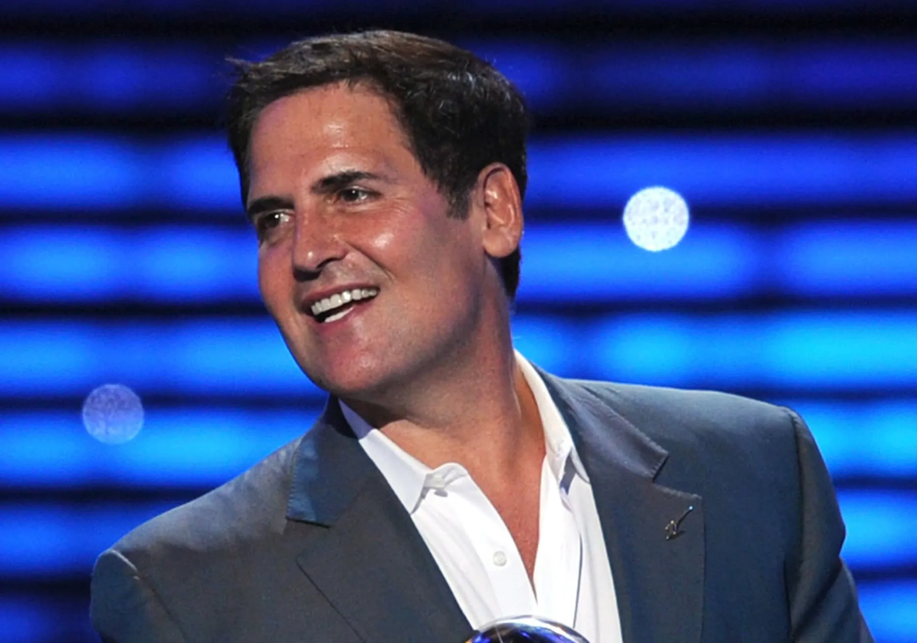 Billionaire Mark Cuban gives advice to young people when starting a business: "Learn how to become a salesperson"