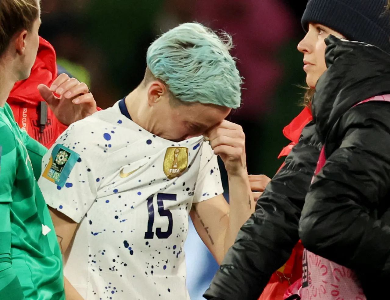 Megan Rapinoe rompe a llorar cuando el USWNT sale y sus compañeros de equipo se enfurecen por la impresionante decisión de penalti del VAR | el sol