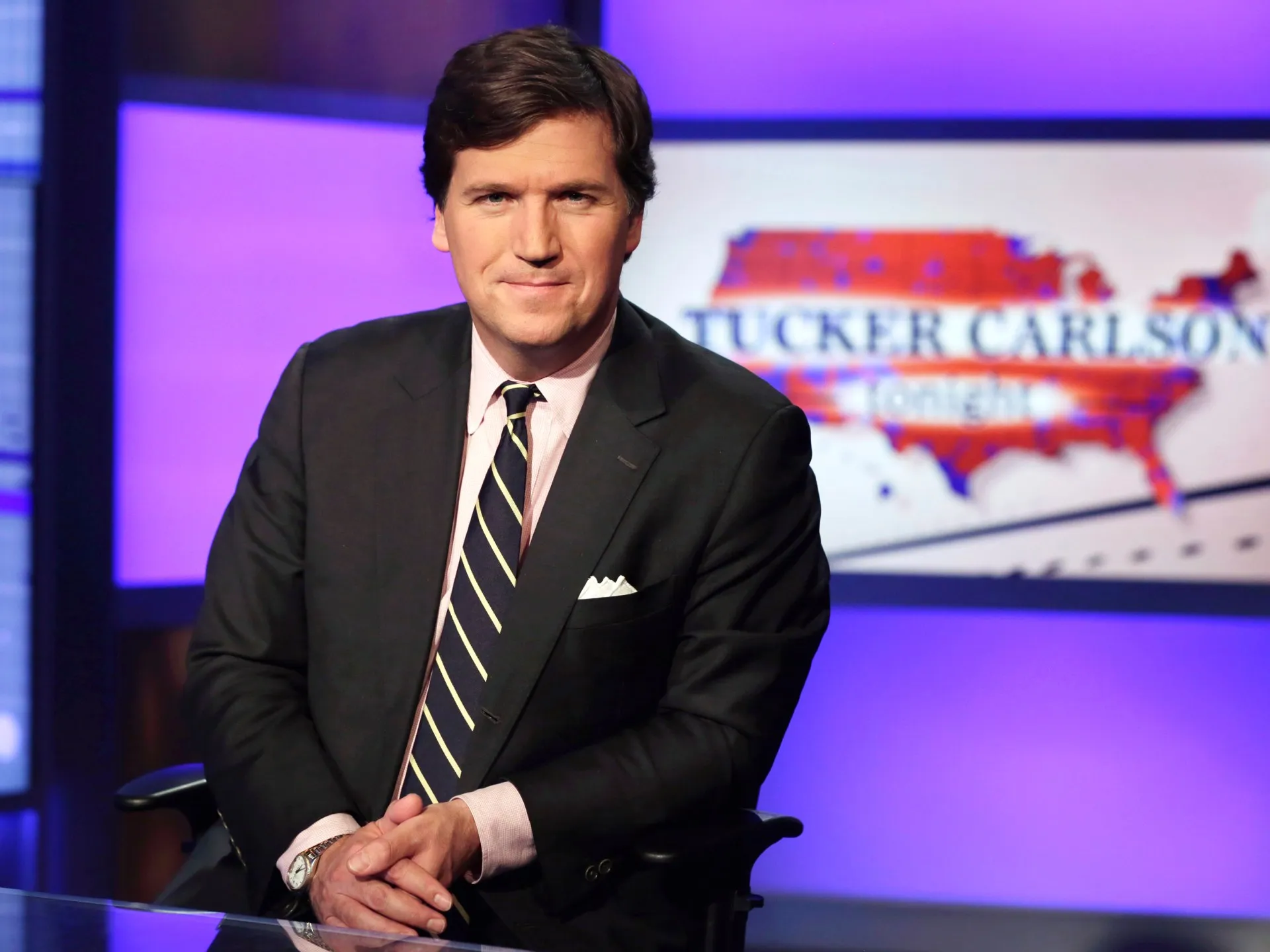 'Notícias que você consome são mentiras': Tucker Carlson relança no Twitter