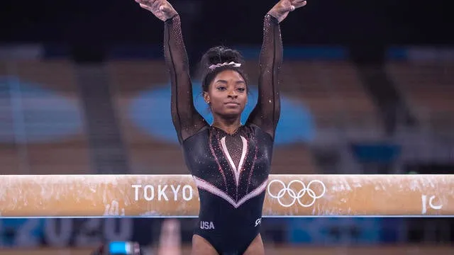 Simone Biles si ritira dalle finali di volteggio e parallele asimmetriche - CBS News