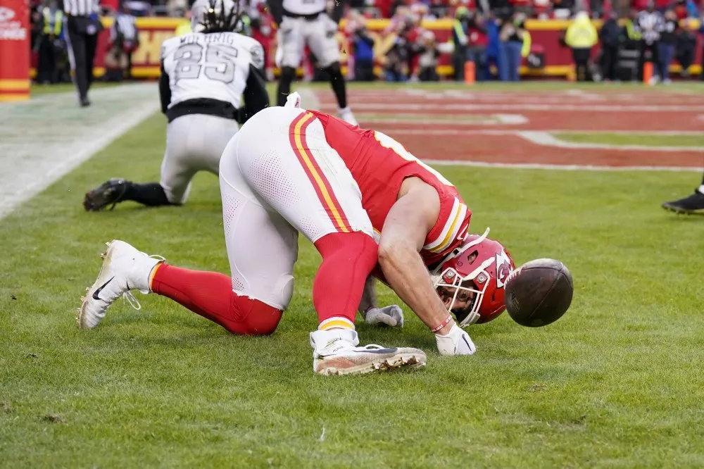 Twitter reacts to Chiefs' frustrating Week 16 loss to Raiders