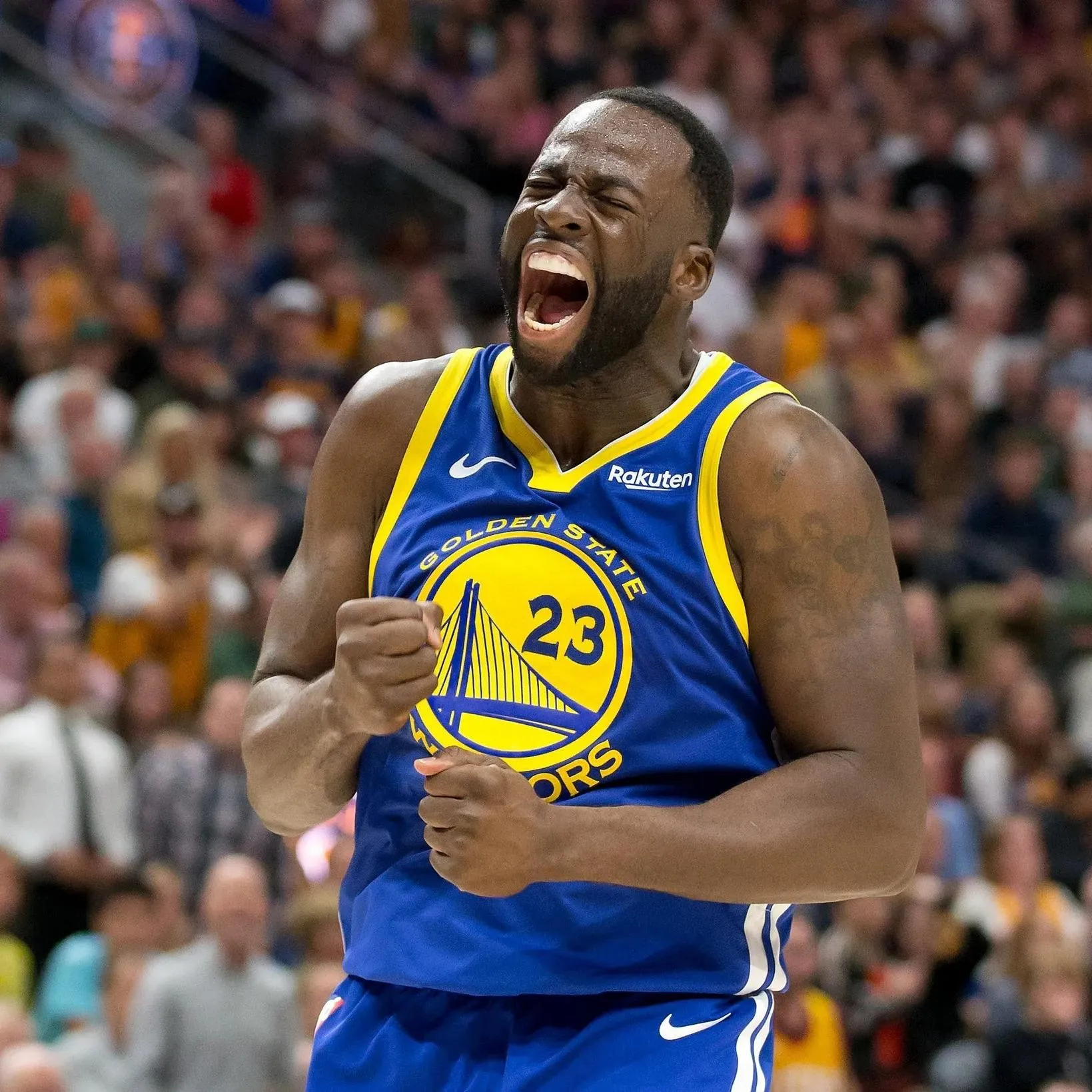Cover Image for 😅 Draymond Green, Doncic’in Lakers’a takaslandığı gün neler yaşadıklarını anlattı: “Takasın olduğu gece takım olarak bir poker turnuvasındaydık. Takastan 10 dakika önce Joe Lacob (Warriors’ın sahibi) yanıma geldi ve ‘Draymond, sanırım Durant’i geri alıyoruz. Takas tamamlanmak üzere, bu iş oluyor. Durant geri dönüyor!’ dedi. Ben de ‘vay be, bu çok iyi haber’ dedim. Takas hakkında konuştuk, bana ‘sence iyi olacak mı?’ diye sordu. Ben de ‘kesinlikle’ diye cevap verdim. Yanımdan ayrıldıktan sadece iki dakika sonra koşarak geldi ve ‘Draymond, aslında kimseye bir şey söylememem gerekiyordu. Bu yüzden dediklerim aramızda kalsın’ dedi. Ben de ‘merak etme Joe, kimseye bir şey demem’ diye cevap verdim. 15 dakika sonra ise Curry bağırarak yanıma geldi ve ‘Draymond, takası duydun mu?’ diye sordu. Ben de ‘vay be, demek iş halloldu’ diye cevap verdim. Ben böyle deyince Curry ‘dur, ne işi?’ diye sordu. Ben de ‘boşver, kim takaslanmış?’ diye yanıt verdim. O da bana Doncic’in Lakers’a gittiğini söyledi. Bunu duyunca kulaklarıma inanamadım!”