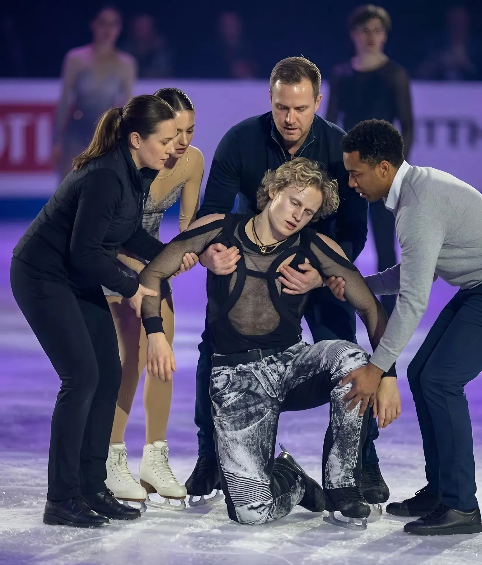 Cover Image for 🚨15 MINUTES AGO: Panic and anxiety spread throughout the packed Milano Ice Skating Arena as beloved figure skater Ilia Mal….