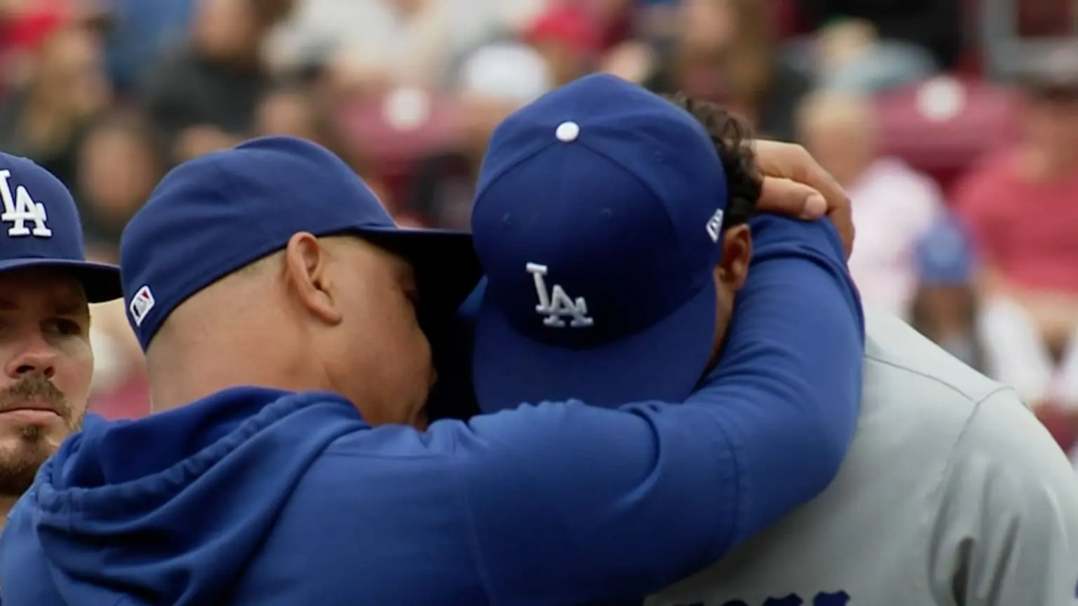 Cover Image for GOOD NEWS: Before the practice session preparing for the important game against Blue Jays, Dave Roberts, gathered the entire team at center field—not to discuss tactics or assignments, but to share a heartfelt moment.