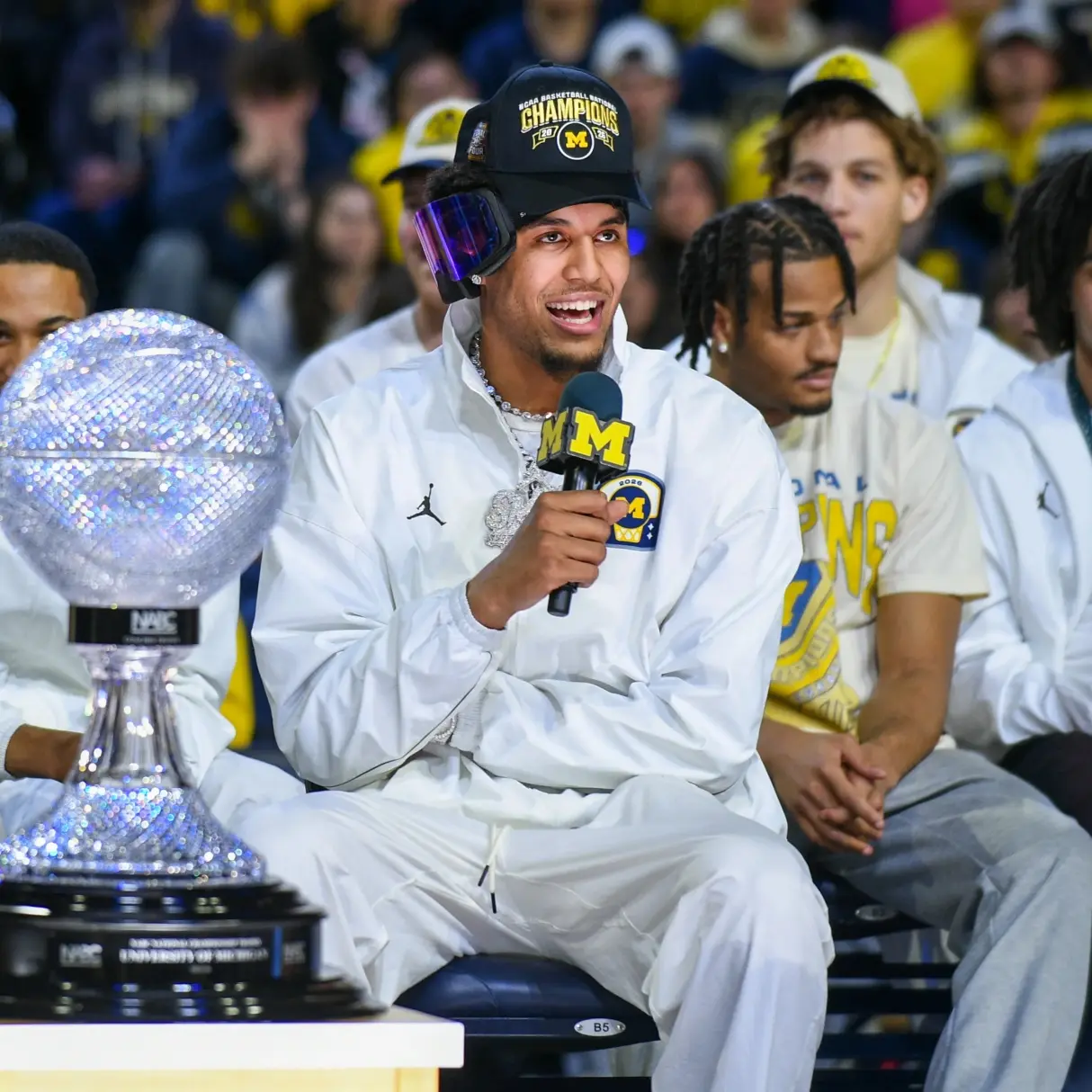 Cover Image for 💥 EXPLOSION IN MICHIGAN: Big Ten Player of the Year and NCAA national champion, Yaxel Lendeborg, officially bids farewell to the Michigan Wolverines men’s basketball team with a blockbuster contract that breaks every record in NCAA history… Read more 👇