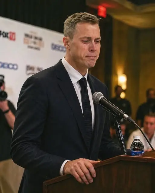 Cover Image for 😢 The world is in shock right now. Jon Scheyer just stepped to the podium visibly emotional and broke down in tears. He finally confessed the one truth she’s been holding back from the public for years. You won’t believe the story behind he strength.
