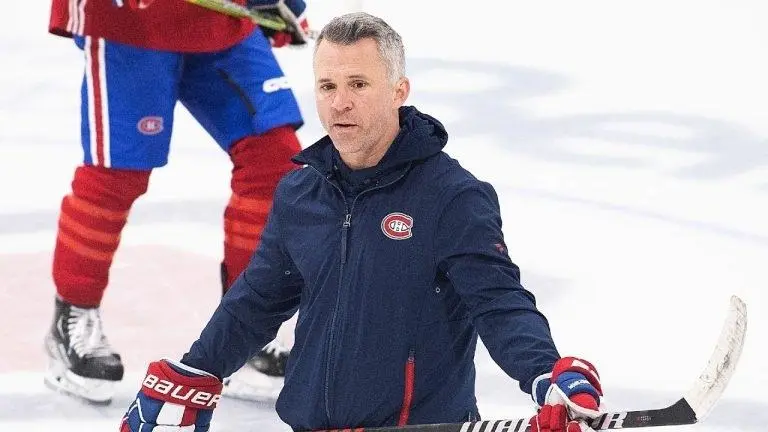 Cover Image for « C’est terrible. Je ne reverrai probablement jamais un joueur aussi mauvais de toute ma carrière d’entraîneur. »L’entraîneur-chef Martin St. Louis a brisé le silence, indigné, après la défaite humiliante 0-4 des Canadiens de Montréal face aux Hurricanes de la Caroline lors du match 4 de la finale de l’Association de l’Est, à domicile au Centre Bell.